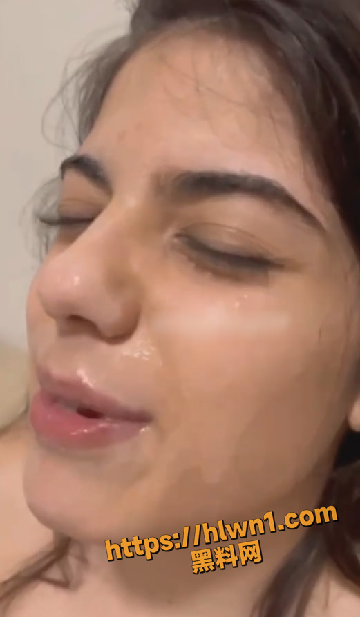 这得有500斤了 这样的大胖子都能有女朋友 而且还能口爆 瓜友们哭晕在厕所 ！
