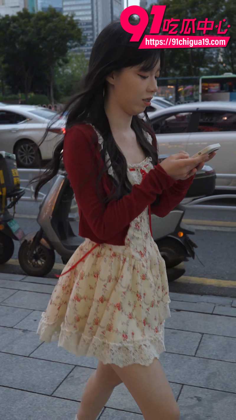 抄底大神尾随偷拍钢牙妹12 抄底大神尾随偷拍钢牙妹12