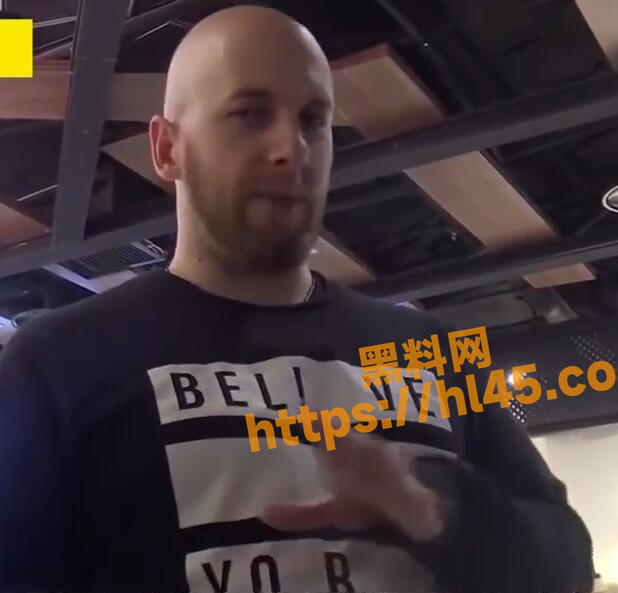 两个老外在上海街头挑战随机亲吻100名女孩 居然成功了 媚洋婊这么多的吗？