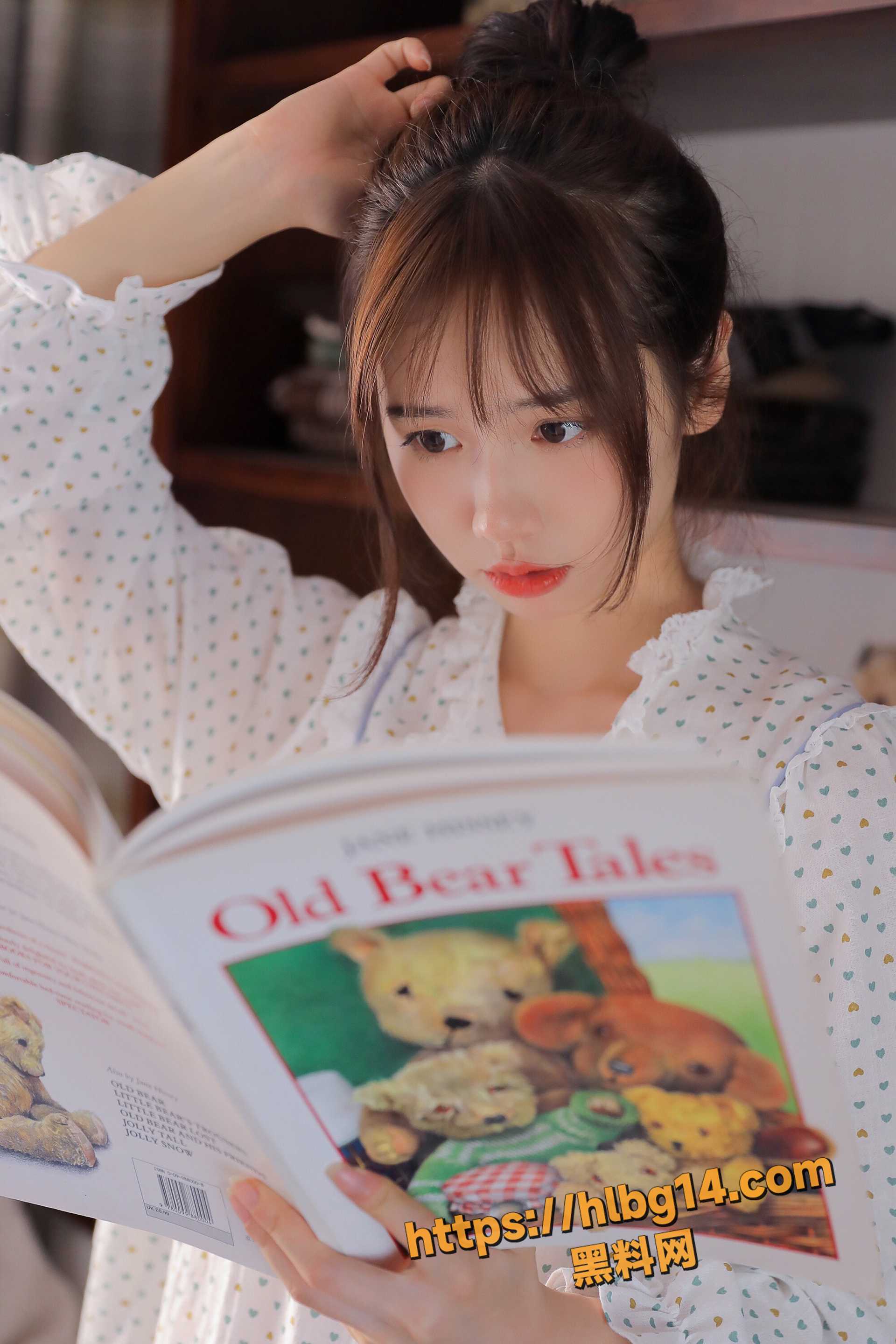 推特68万粉丝良家杀手 我的枪好长 线下聚会让粉丝成功得吃 黑丝玉足抗在肩上！
