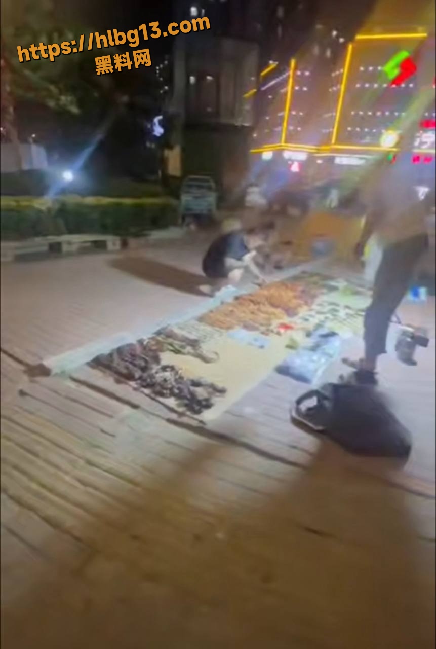 青岛黄岛醉酒男子街头全裸引发路人围观热议 城管迅速介入带离现场引发网络热议