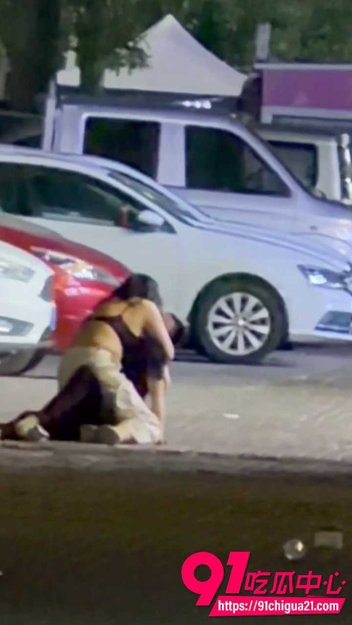 美女喝高后路边放飞自我 7