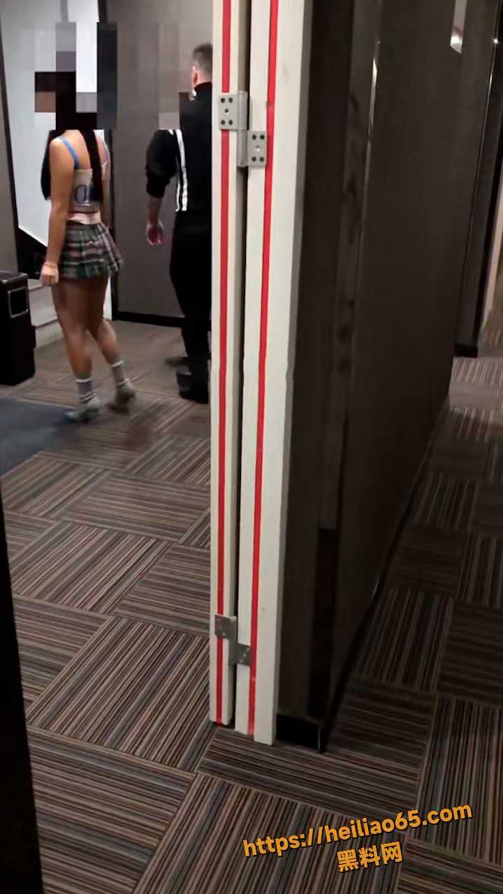 推特绿帽博主 YQK 最新福利 骚老婆在楼梯间勾引男人啪啪 绿帽老公在一旁偷窥 用户求瓜