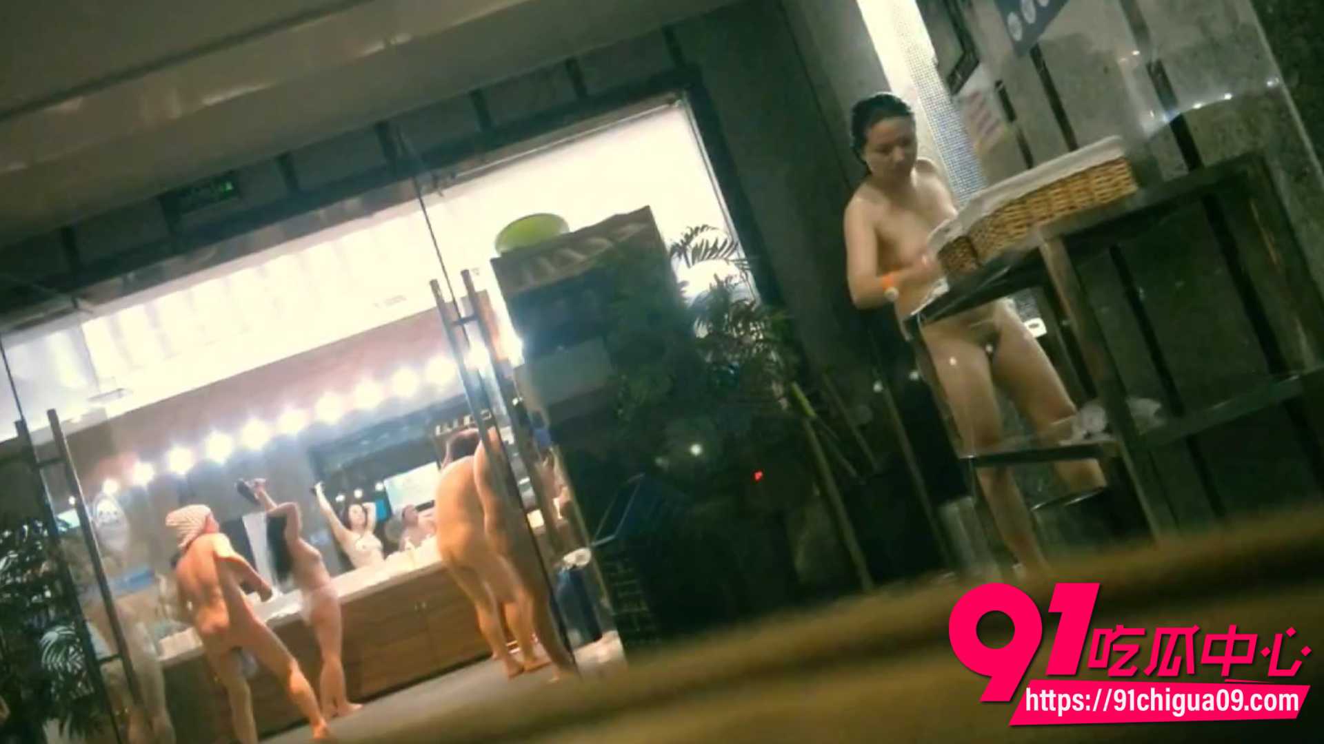 偷拍洗浴中心最新系列 极品巨乳白嫩骚妹子全裸洗澡 淋浴搓澡吹头发 完美身材喷血诱惑