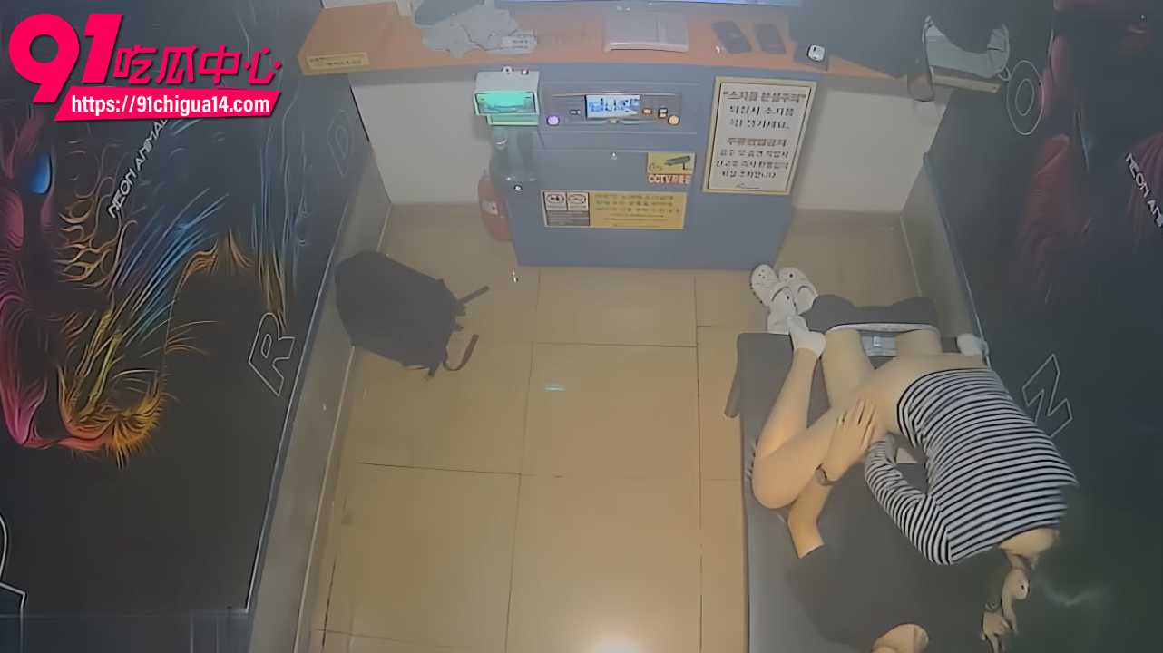 小情侣沙发上直接开干全程高清流出7