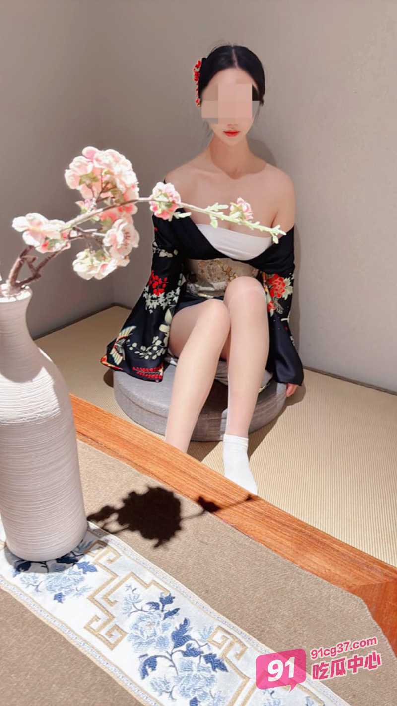 「姐弟乱伦」将和服姐姐舔到潮吹 大口将她喷出的爱液喝掉！