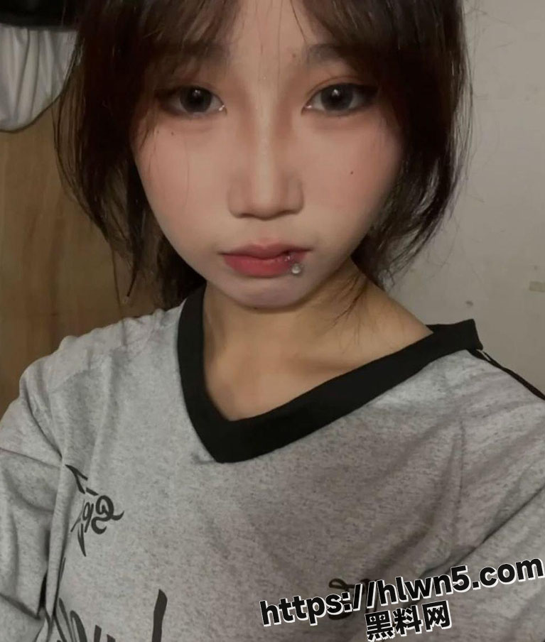 香港九龙三育中学极品反差嫩妹 浴室自慰给男友看 分手后被曝光 小穴虽很粉逼毛却杂乱又无章！