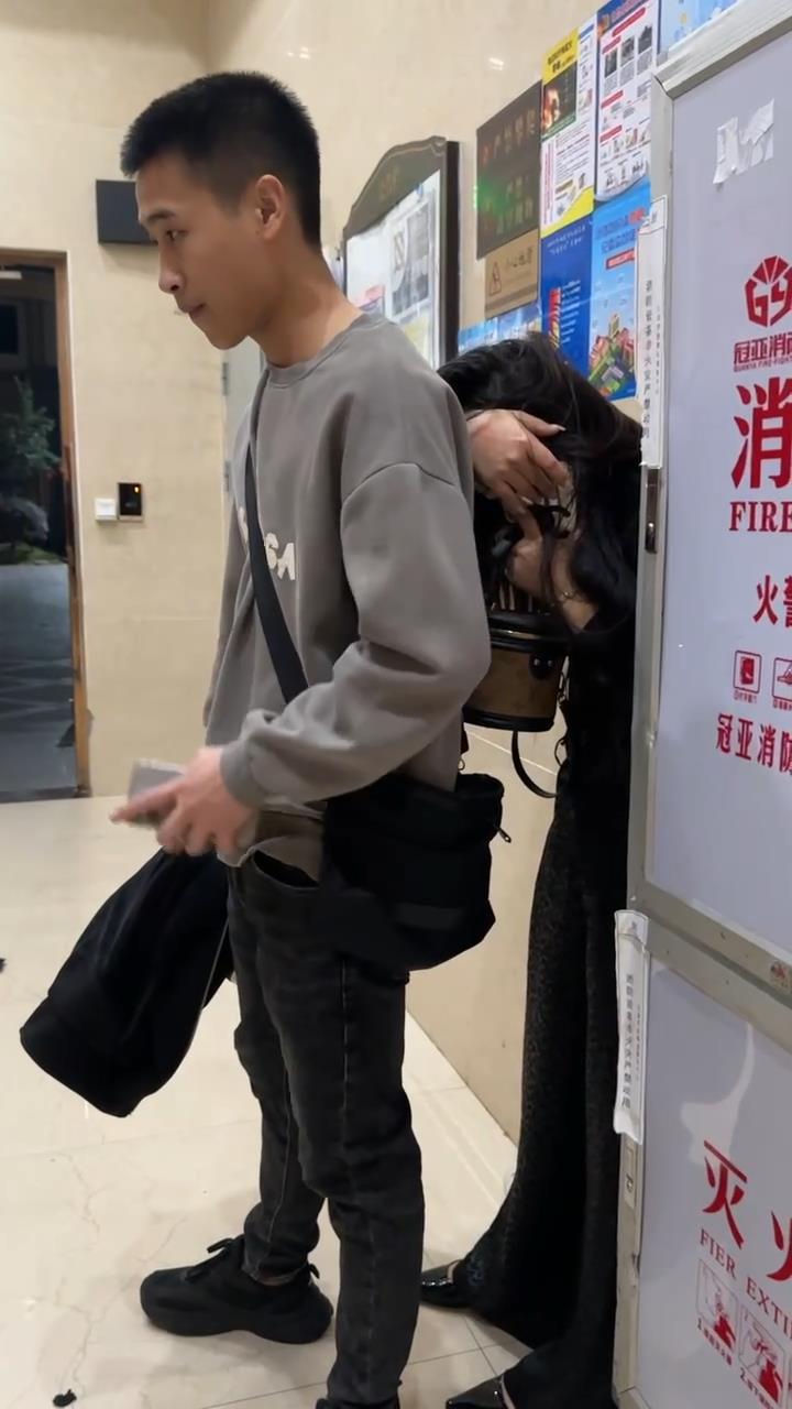 福建SM商业城原配堵小三 火爆对峙掀翻全场！ 配图3