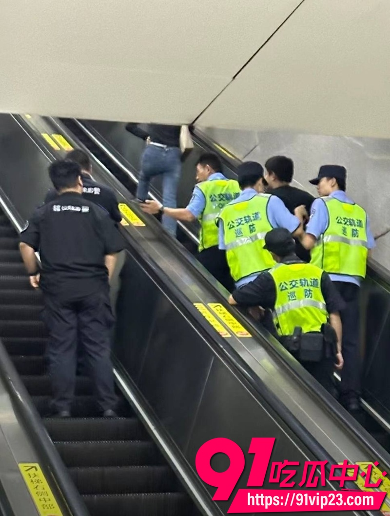 江苏南京地铁3号线少年情绪失控 拉紧急制动扬言报复社会被乘客合力控制1