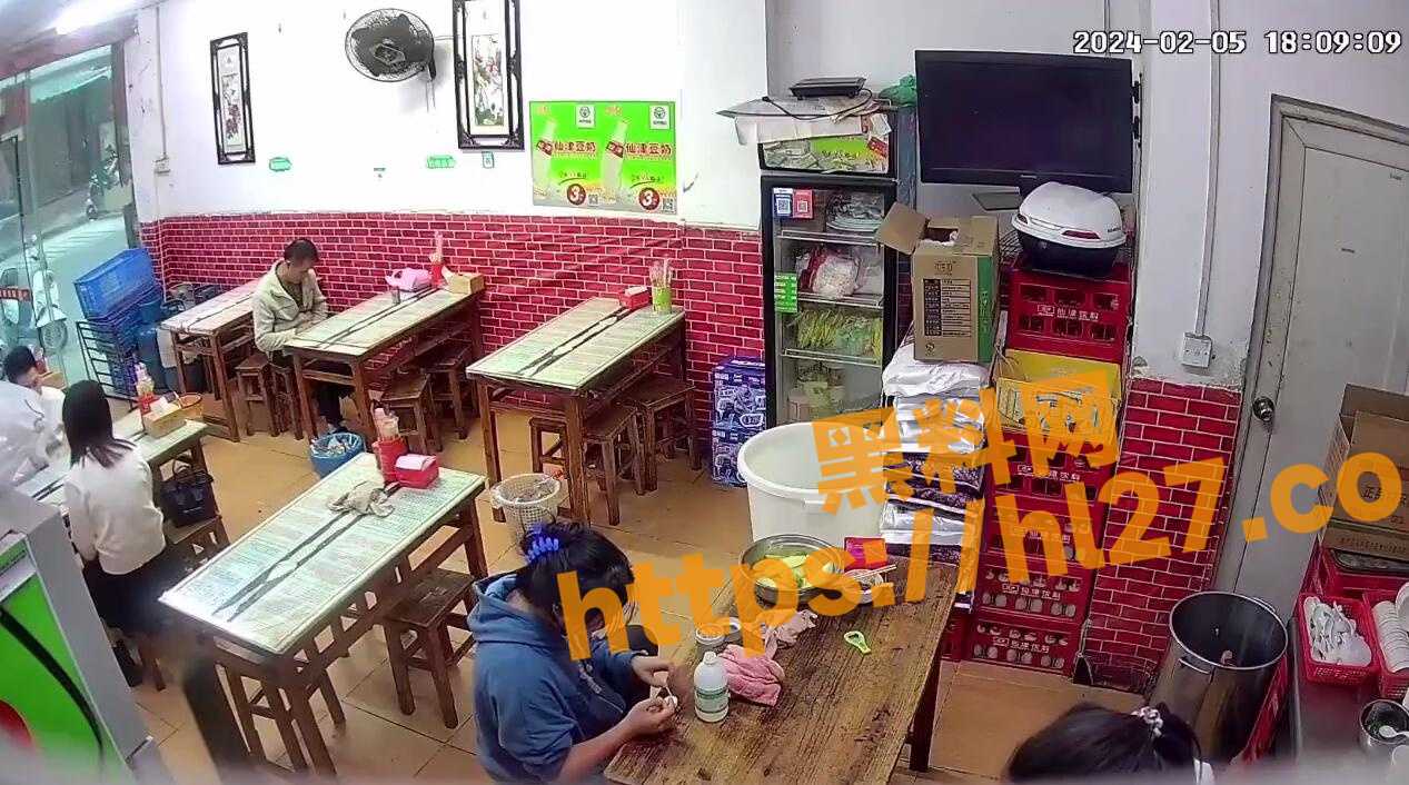 坐标中山 喝醉酒的男子在店里发酒疯 报警处理后看到只有小妹一人在店 便出手打人