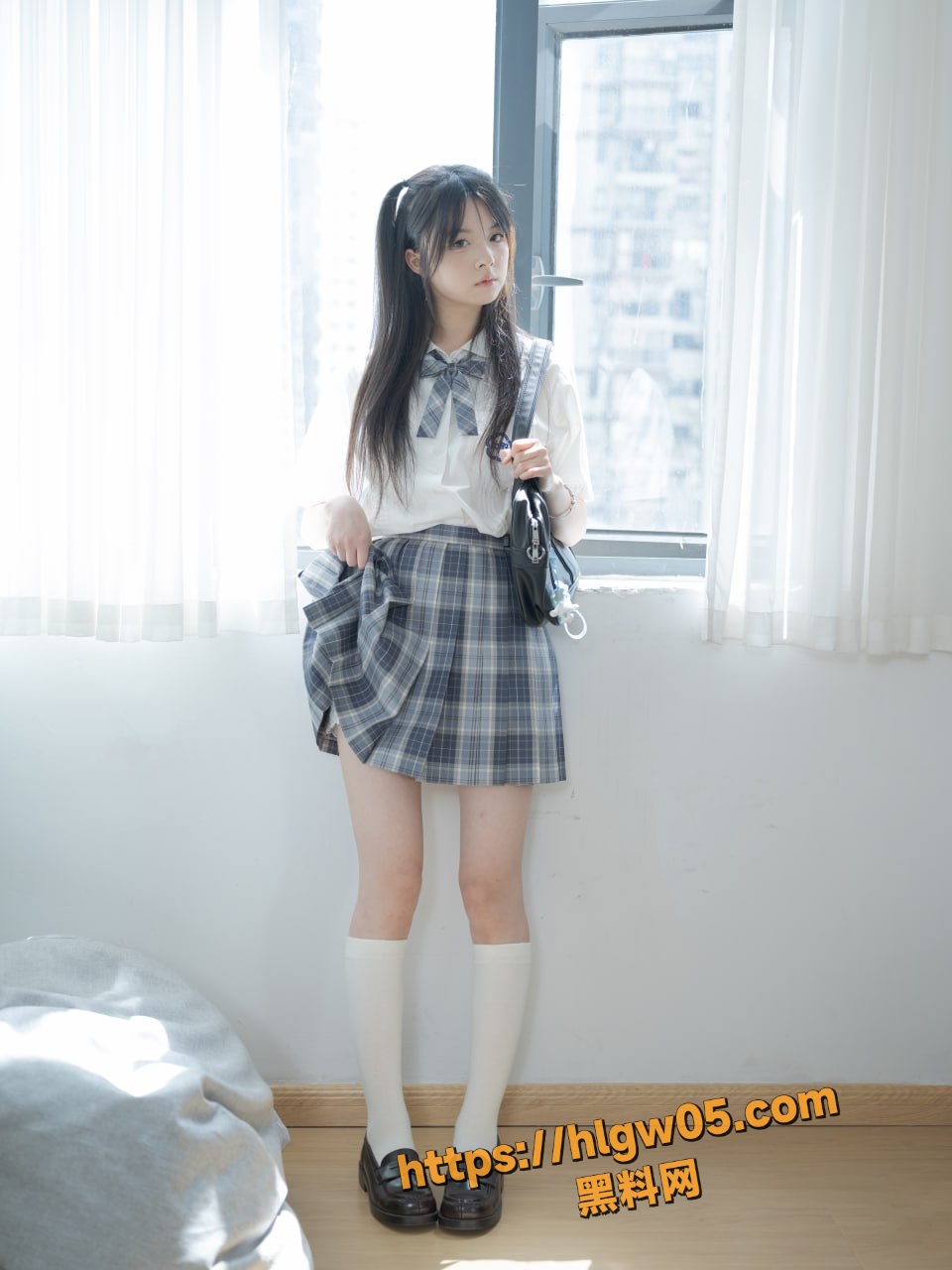 素人渔夫 林书辞 极品小萝莉 被摄影师捆绑调教 精油涂抹揉搓奶头 四肢铐紧挠脚心画面香艳十足！