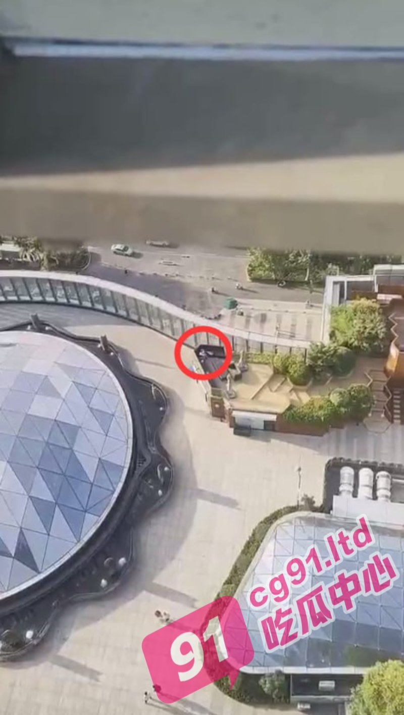 北京工业大学体育馆事件门 体育馆休息区光天化日上演吃鸡大戏 这胆挺肥啊