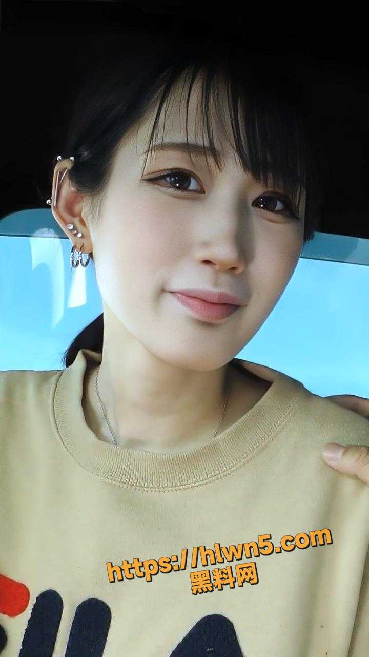 高颜值气质反差美女 满脸淫荡的表情品尝这来之不易的鸡巴 深喉口交氛围拉满只求主人不要吝啬精液