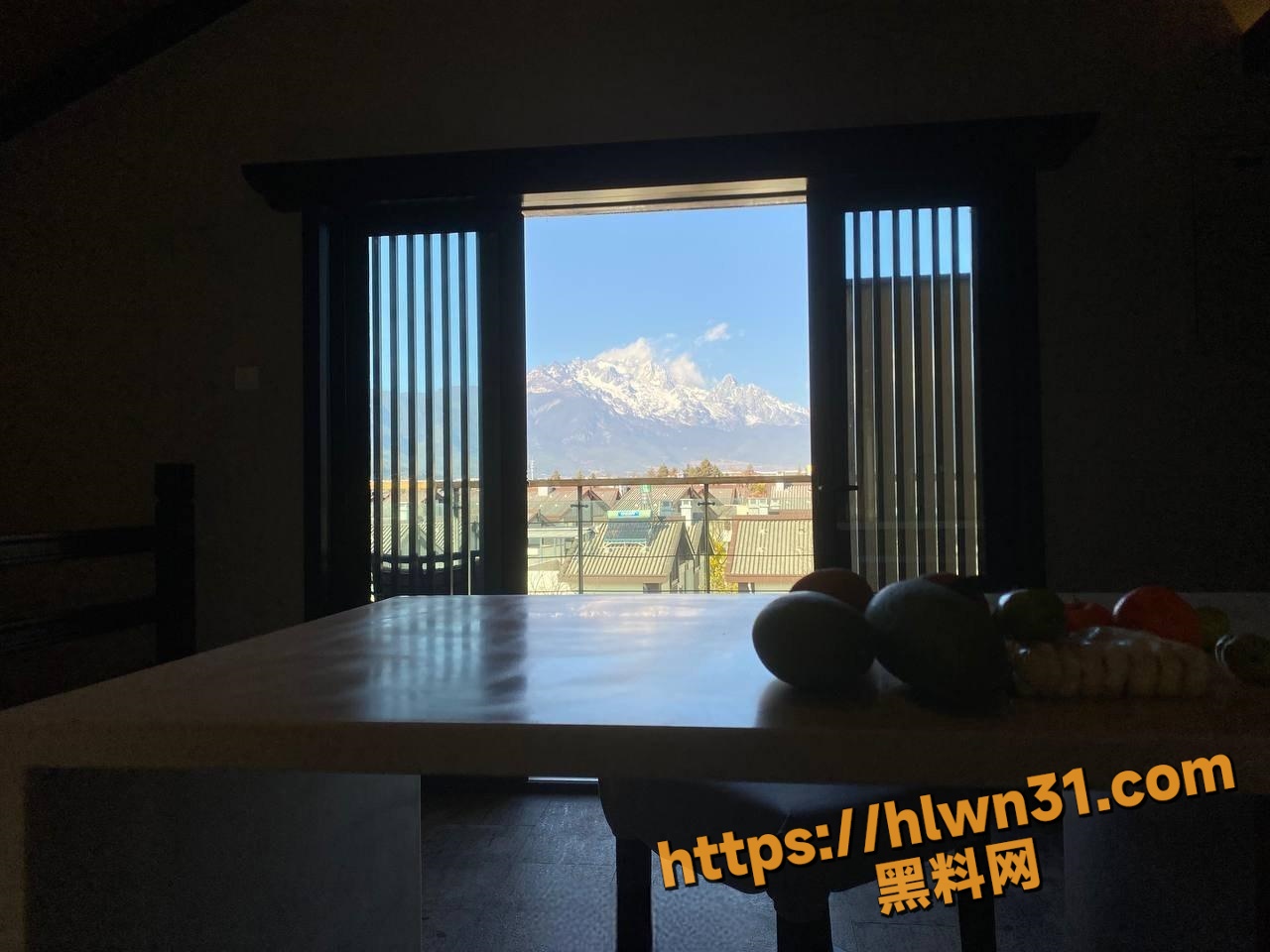 极品高颜值露脸人妻SMMSMM绿帽淫趴 约入珠单男 上门推油男技师调情 骚逼母狗被多人调教分享！
