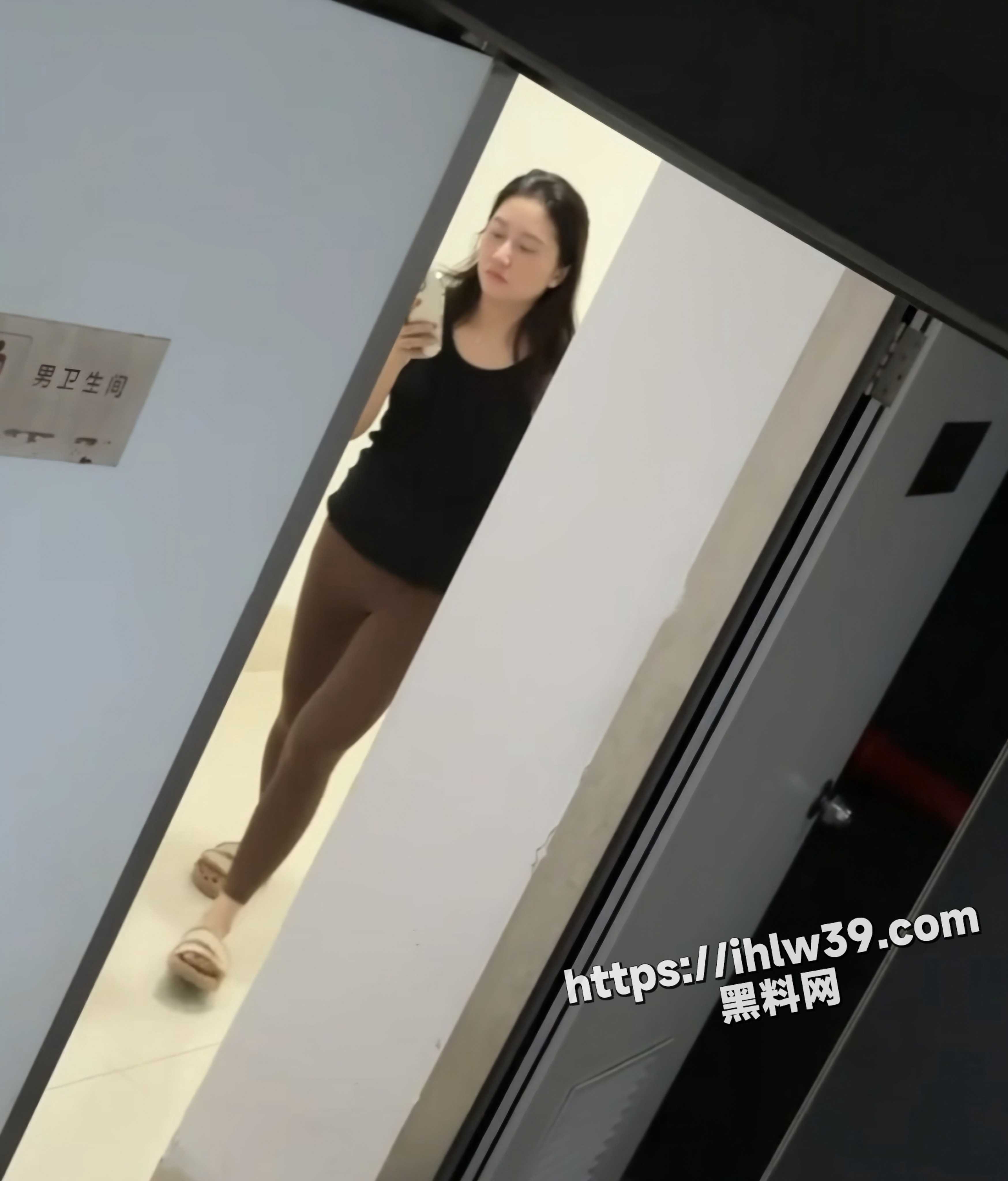 手持厕拍偷拍写字楼里多位高颜值白领姐姐们尿尿拉屎 私处细节被拍的毫无隐私可言！