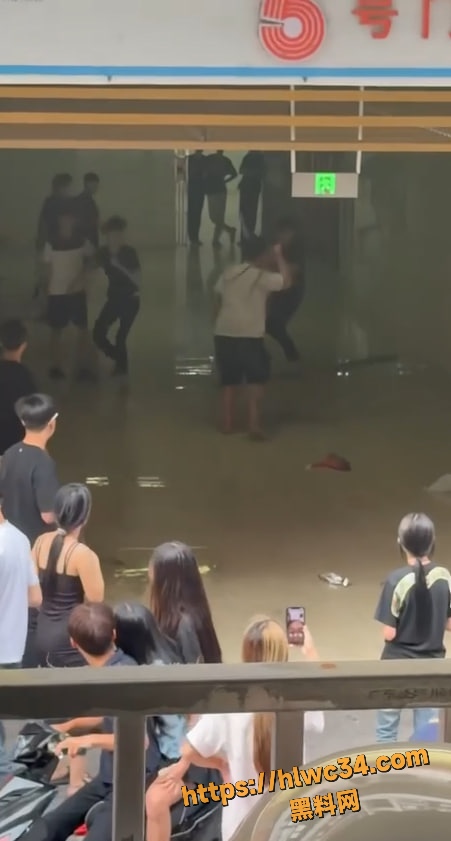 南宁大学公园恶性伤人事件 智障男子无故遭黑衣小伙刀砍 受伤后不去医院 叫围观者帮忙点烟