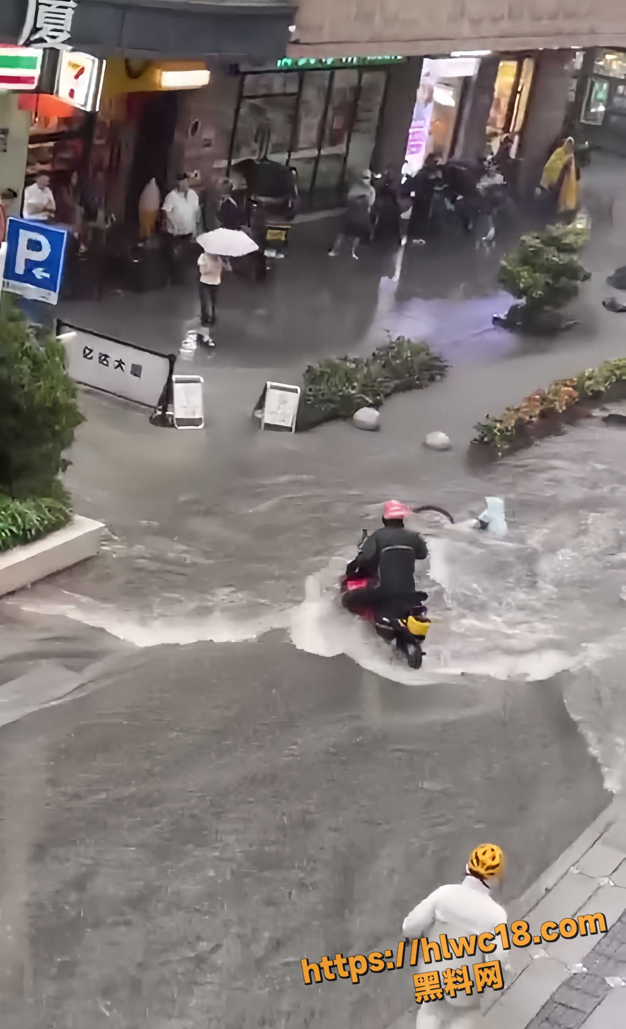 黑料正能量 广州外卖小哥 暴雨积水中勇救孩童 灾难无情人间有爱