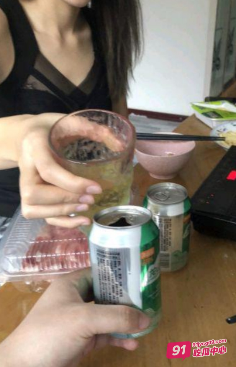 「姐弟乱伦」吃完火锅的姐姐燥热不已 潜入她房间让她高潮两次 配图2