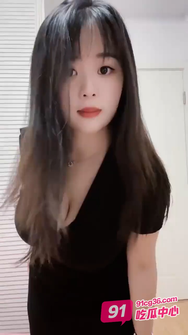 抖音巨乳网红全裸直播 超级大奶揉搓诱惑 巨乳秒杀无数女主播 配图2
