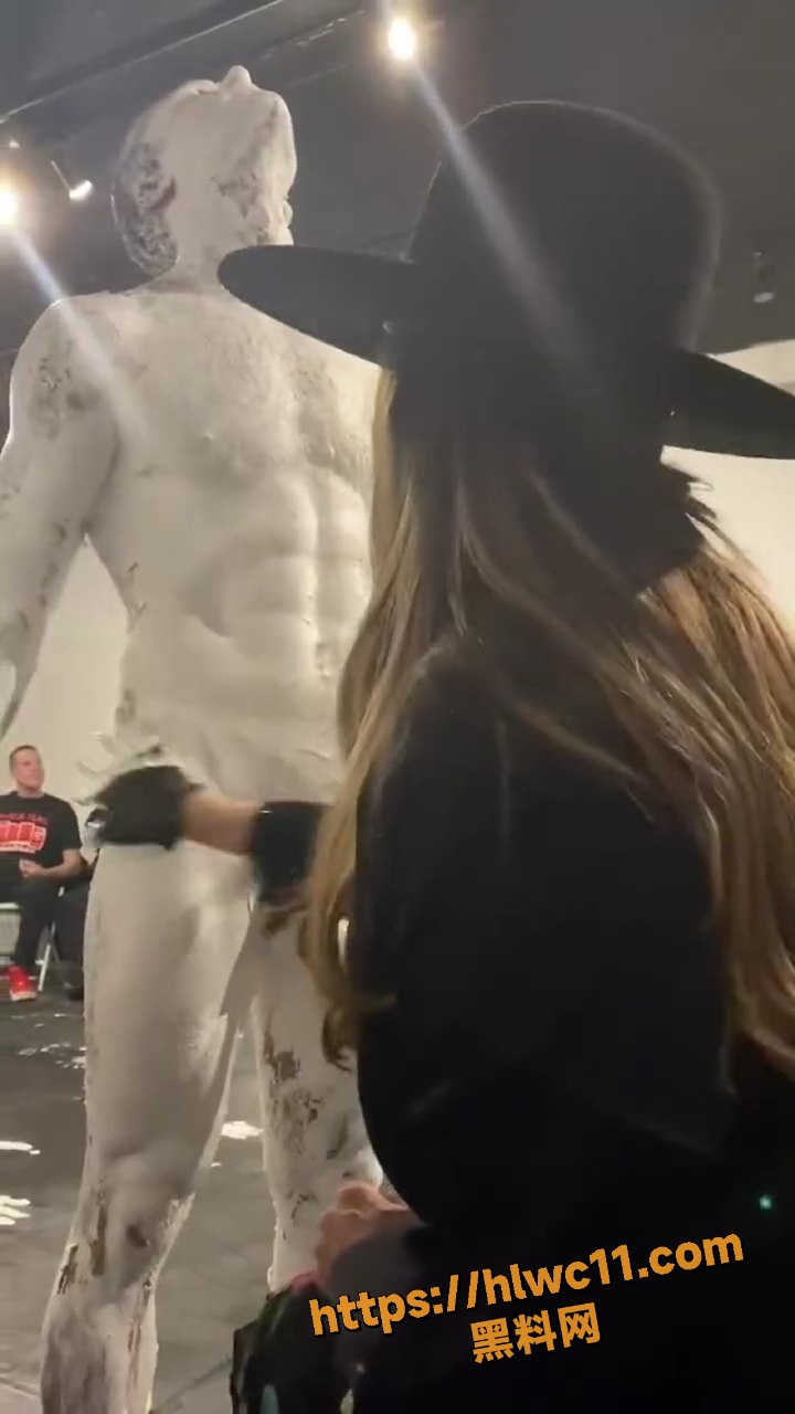 女子众目睽睽之下把玩雕塑鸡巴 公然套弄还偷瞄 这是想被干的节奏