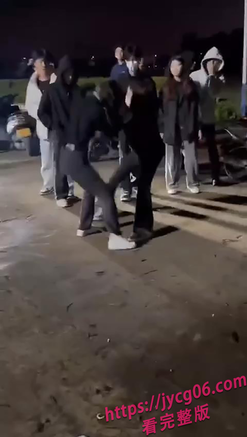 潮汕两女当街相互撕扯！缺德路人不劝架一旁疯狂吃瓜！ 配图2