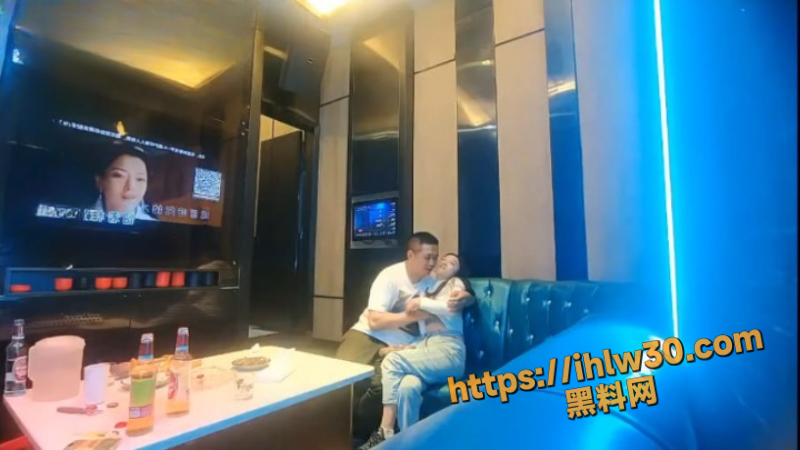 性爱KTV 成都大三学生妹在KTV唱歌饮酒被灌醉 大哥半推半就调情 妹子在沙发上被压倒强上！