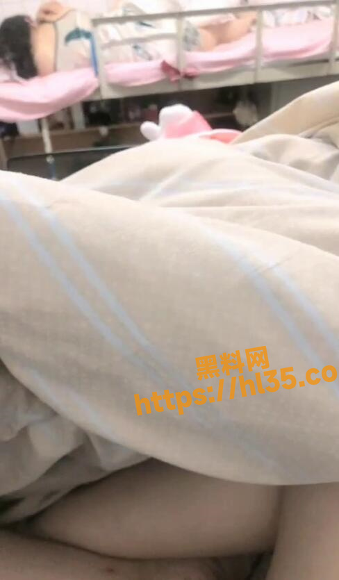 反差女大学生在校宿舍张开双腿对着舍友抽插自己的小穴～淫骚的贱逼气息瞬间上头！