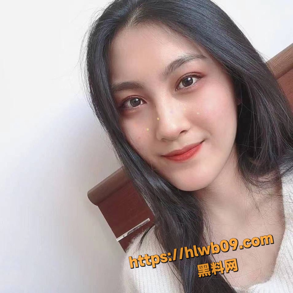 反差眼镜女友一边刷手机一边帮男友打飞机 翻身观音坐莲狠狠骑到子宫口榨干男友！