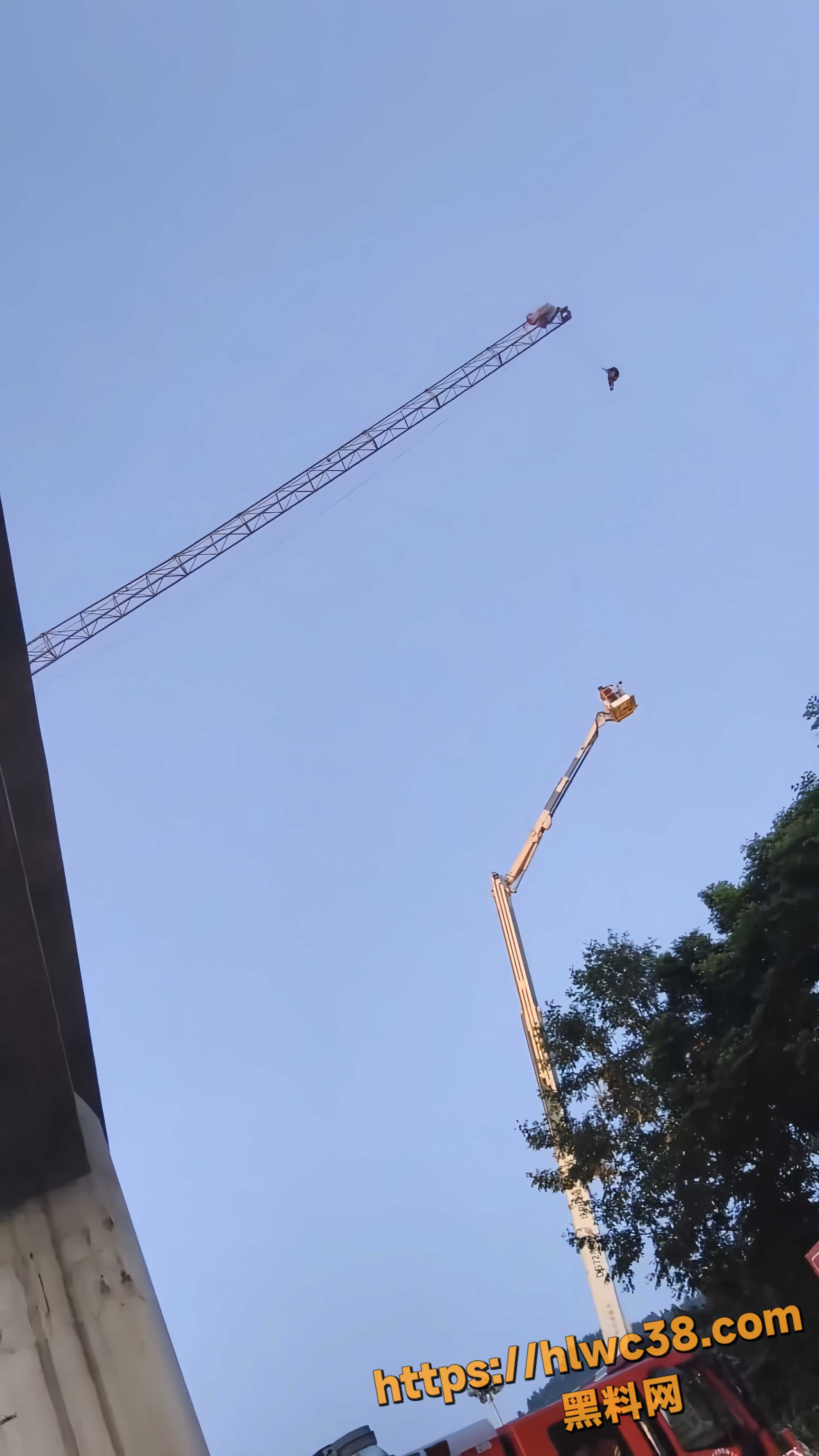 黑料正能量 四川南充一男子滑翔伞时被挂在塔吊上 消防员艰难救援