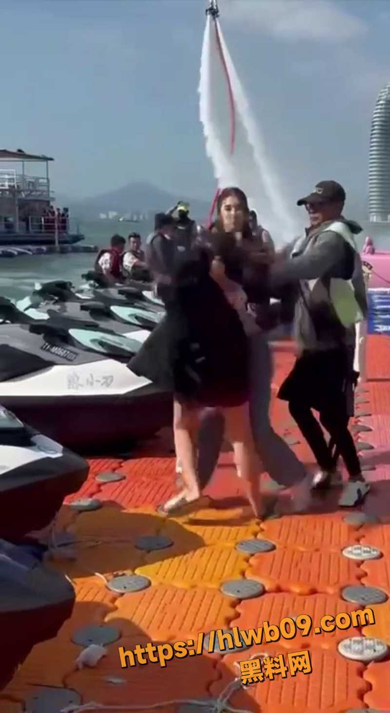 三亚海边钟情会所 两女情绪失控互相撕扇 场面一片混乱 内裤没穿都被打出来了！