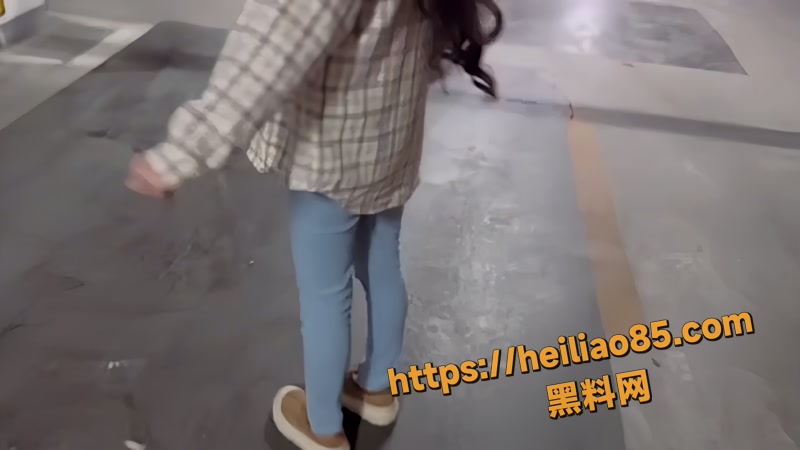 极品美乳女教师穿开裆裤 楼梯间出轨学生家长疯狂露出做爱