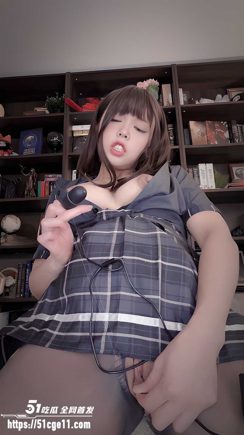 亚裔童颜博主绯红小猫 3