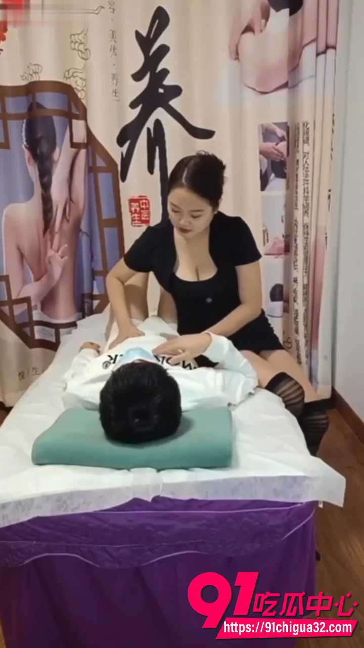 按摩店巨乳女技师霸王硬上弓 按摩床上骑乘大鸡巴 小处男被极品骚穴榨干