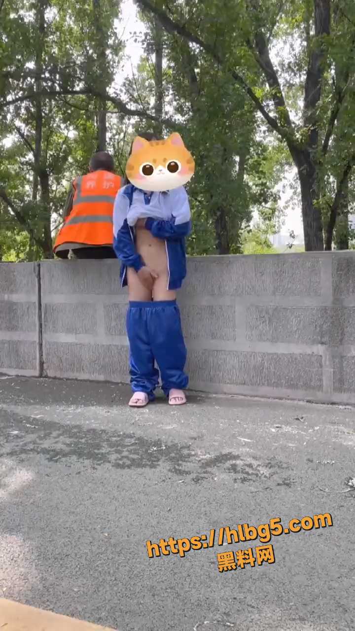 每日大赛 校服的诱惑 在宽松的校服下隐藏着傲人的身躯 光是想想心里都直痒痒！