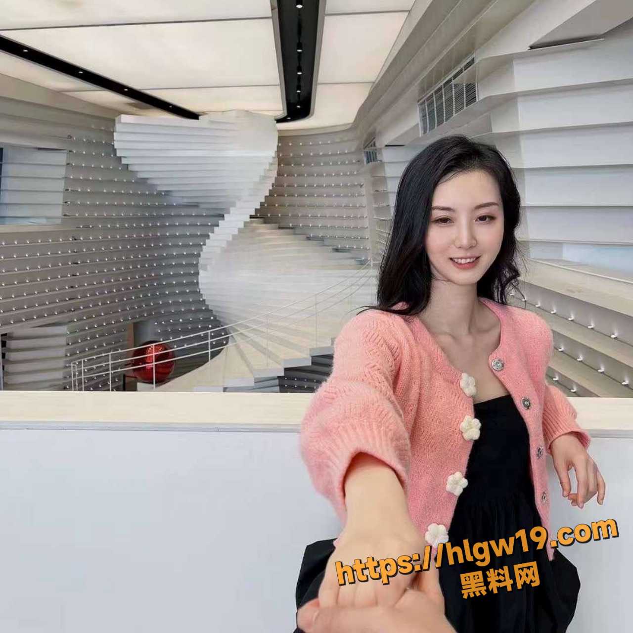 与表姐的重口味故事 慢慢抚摸着她的丝袜美腿 和表姐淫荡的一晚！ 配图