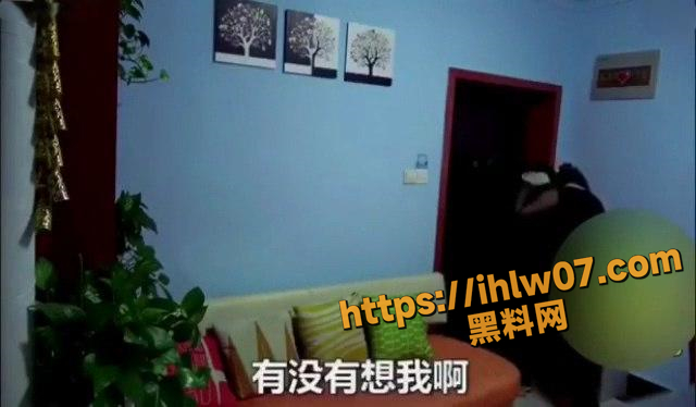 在监控下看着老婆被情夫操 打电话质问却被老婆说是在想自己而自慰！史上最强抓奸