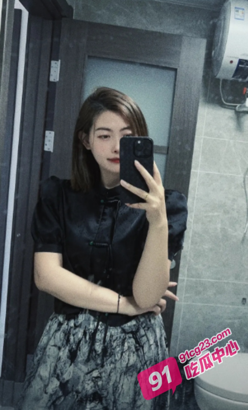 下雨天邂逅美女同事 送女同事回家竟被撩 狭小的空间也挡不住少妇的热情！