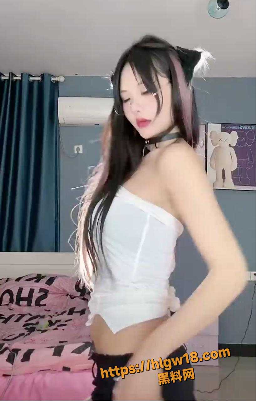 手擦边主播恩玉baby付费定制会议骚舞，黑丝巨乳肥臀摇摆，嫩穴挑逗汁水横流高潮!