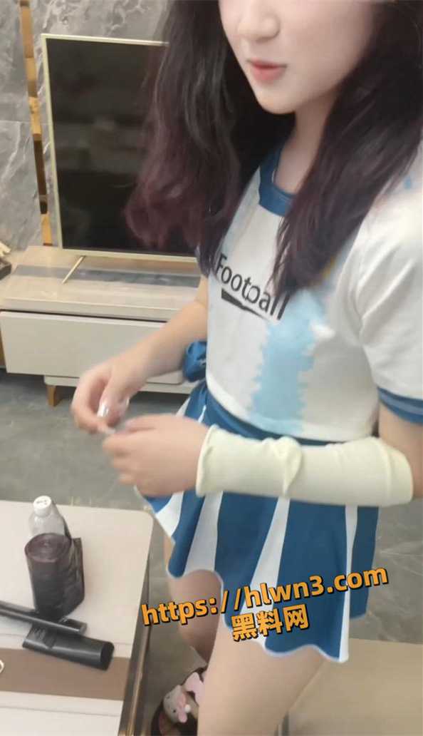 海角大神拿下肤白貌美高颜值的表妹 甜美系妹子 足球宝贝jk制服 后入无套抽插