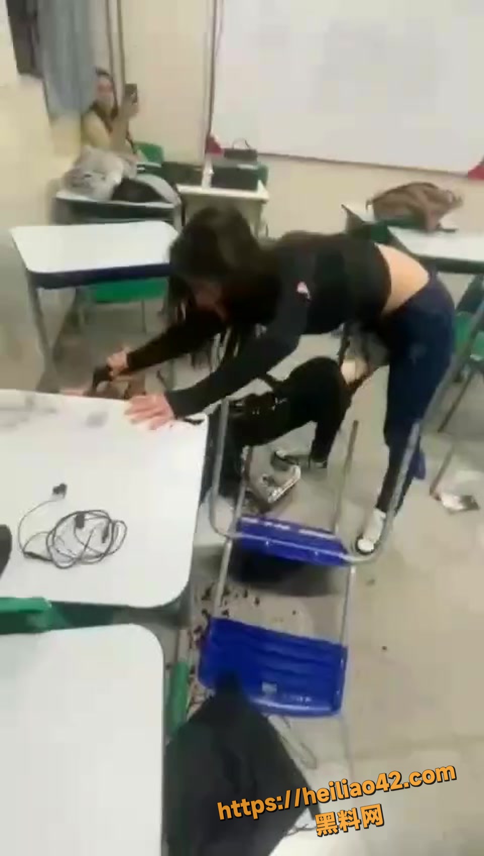 外国洋妞女学生校园激烈打架 拳脚相加撕衣拉发 国外女的就是猛！