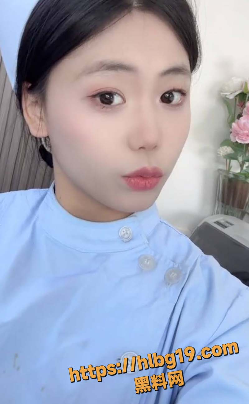 昆明极品反差女护工 可甜可纯可御 多体位做爱视频曝光 皮肤白嫩细腰大奶 简直让人受不了