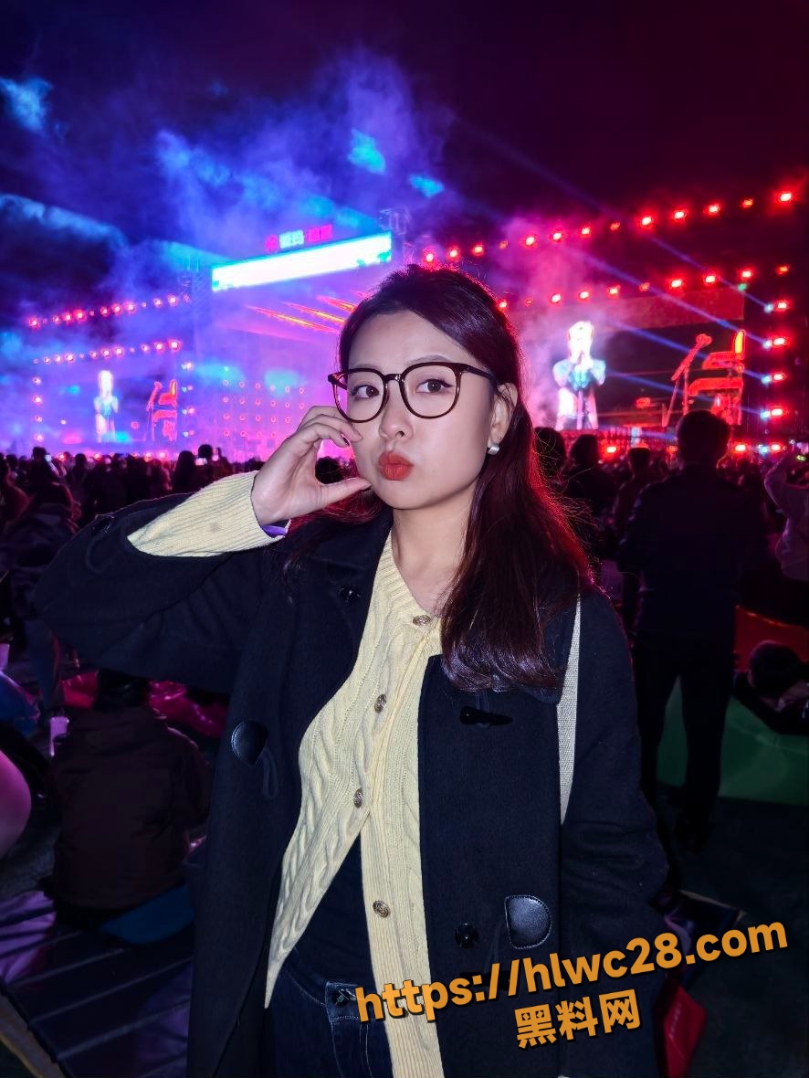 山东威海乖乖女 被绿帽老公献给猛男 一脸享受实在太刺激了