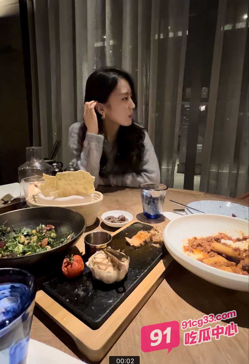 湖北科技学院李舒 私底下随时发骚 生活照性爱自拍福利视频流出！