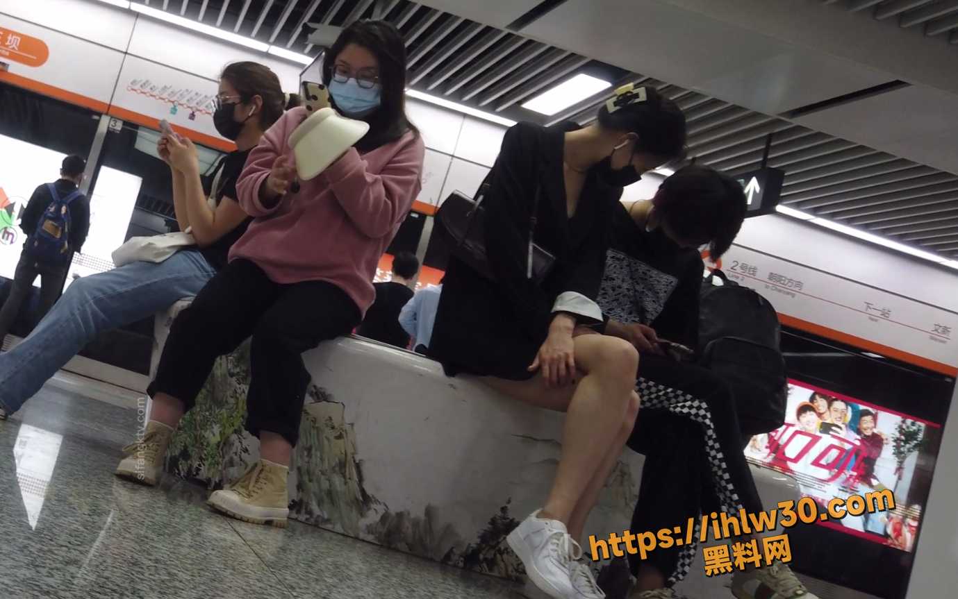 地铁站抄底偷拍戴口罩短裙美女眼睛如水温婉动人 小白都夹在逢里 这样的原味你是否愿意花钱买？