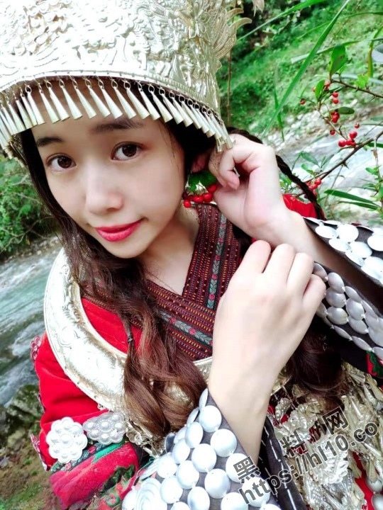 贵州千户苗的反差婊，房间堆满了性爱道具等待被主人调教！