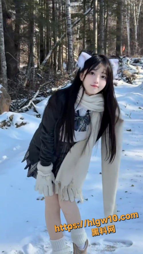 廊坊02年女孩骚母狗 任倩雯 在熟睡男友身旁与炮友裸聊自慰 高蹶翘臀被后入爆操！