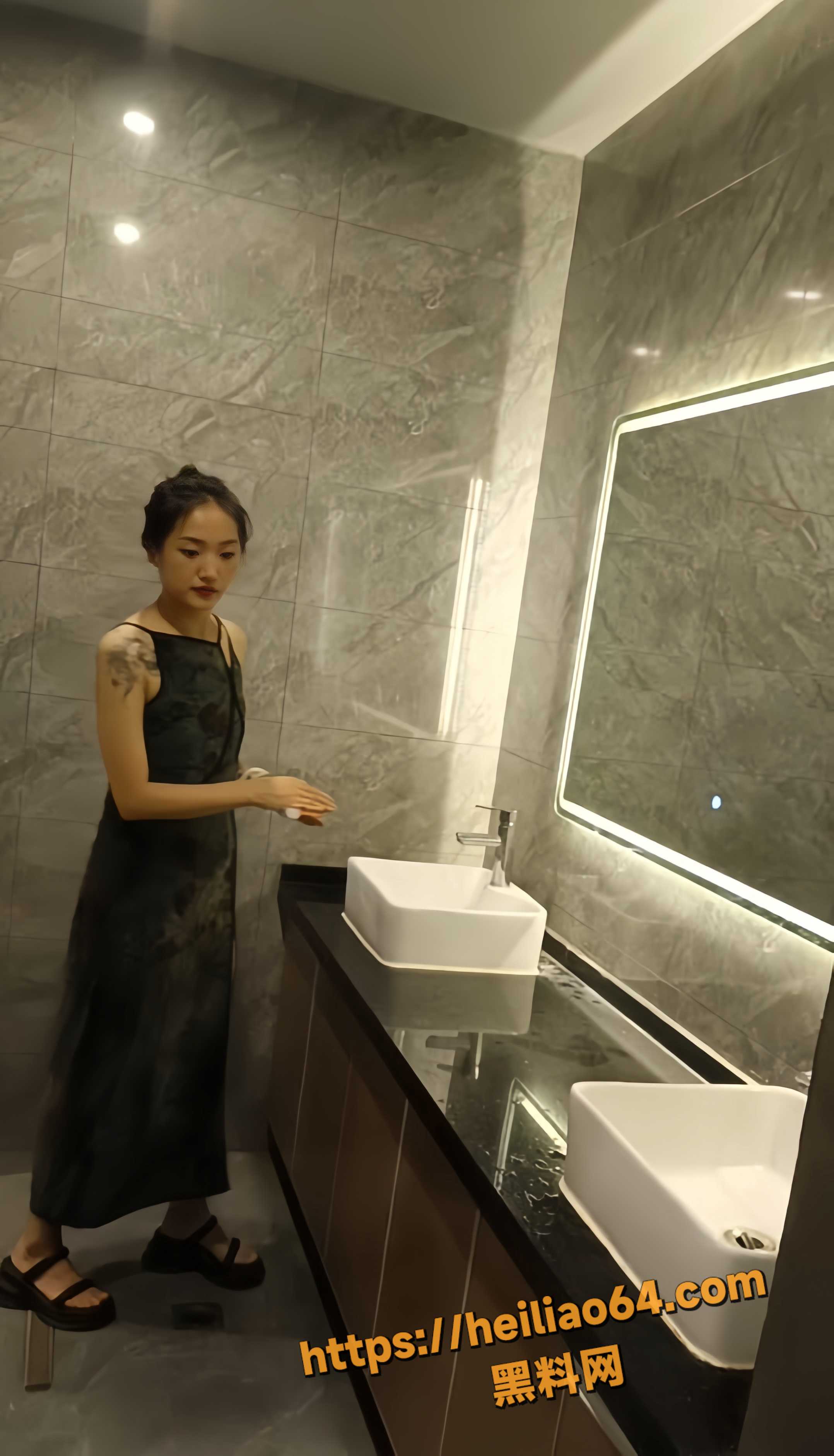 商场精品偷拍 美女私密瞬间全记录 美逼肥鲍逼脸同框