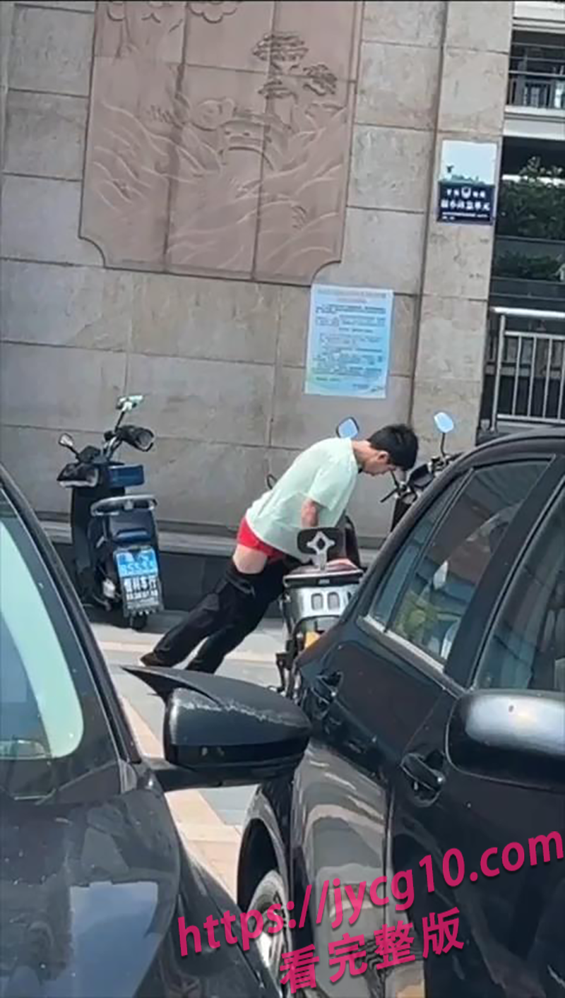 街头离谱一幕！广东男子疑似车座上演不可描述行为引围观 配图4