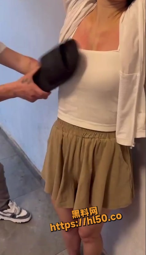 巨乳女神直播打pk输掉后遭人用鞋子扇奶！层层到位奶子都成血红色一般了很心疼！
