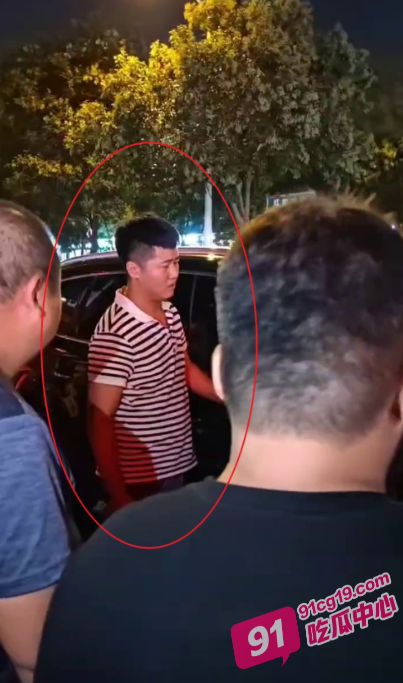 河北石家庄抓小三事件 男子袒护小三抛弃原配 惹怒围观群众遭围堵！ 配图5